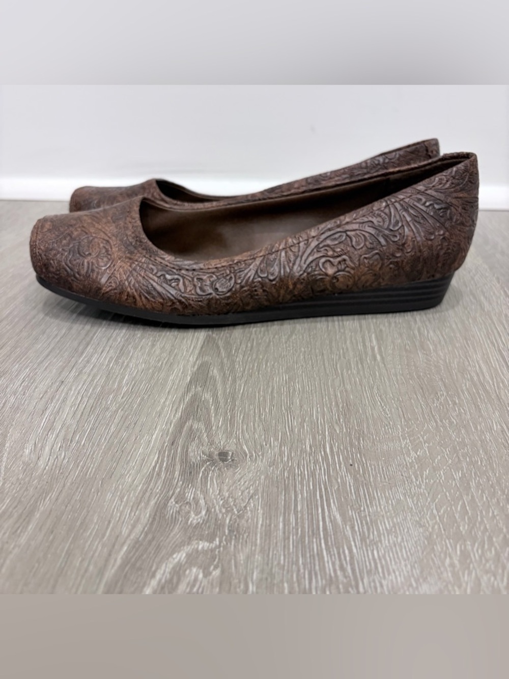 Yüu Impress Brown Embossed Paisley Floral Comfort Flats Shoes Womens 7.5 Wide - Picture 4 of 9